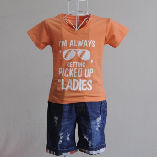 KST105 - KidSet Áo thun cổ tim màu cam cà rốt in chữ và quần Jean short lưng bo