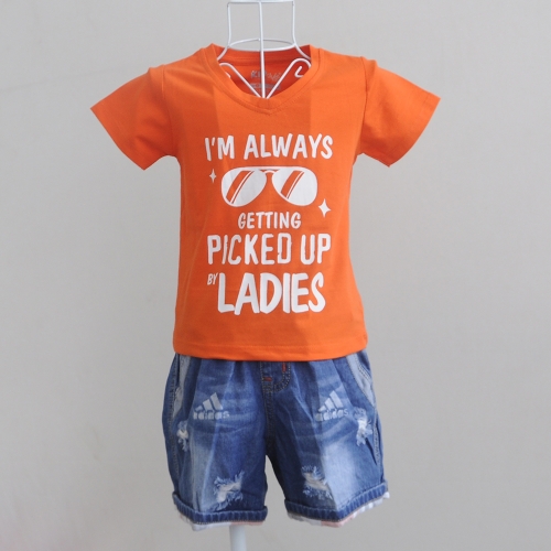 KST705 - KidSet Áo thun cổ tim màu cam cà rốt in chữ I'm Alway Getting PickUp by Lady và quần jean short lưng thun